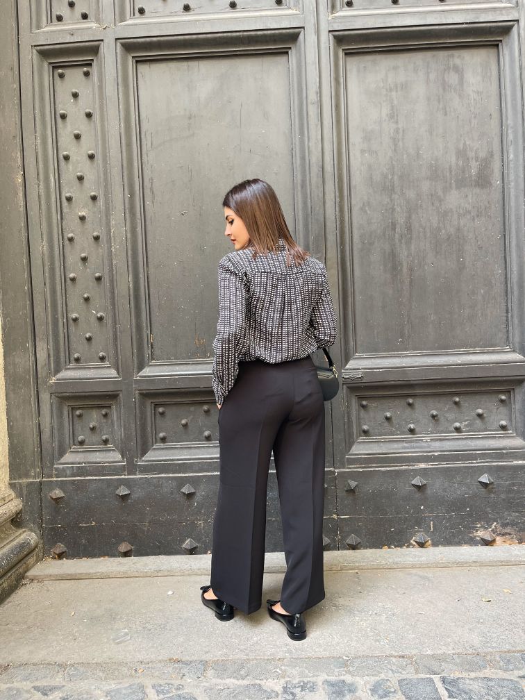 Kartika - Pantalone Cropped in Crepe Colore Nero